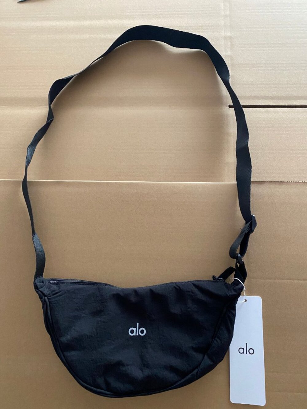 Alo Yoga Black Shoulder Bag Crossbody Mini Crescent Bag New With Tags - Picture 2 of 7